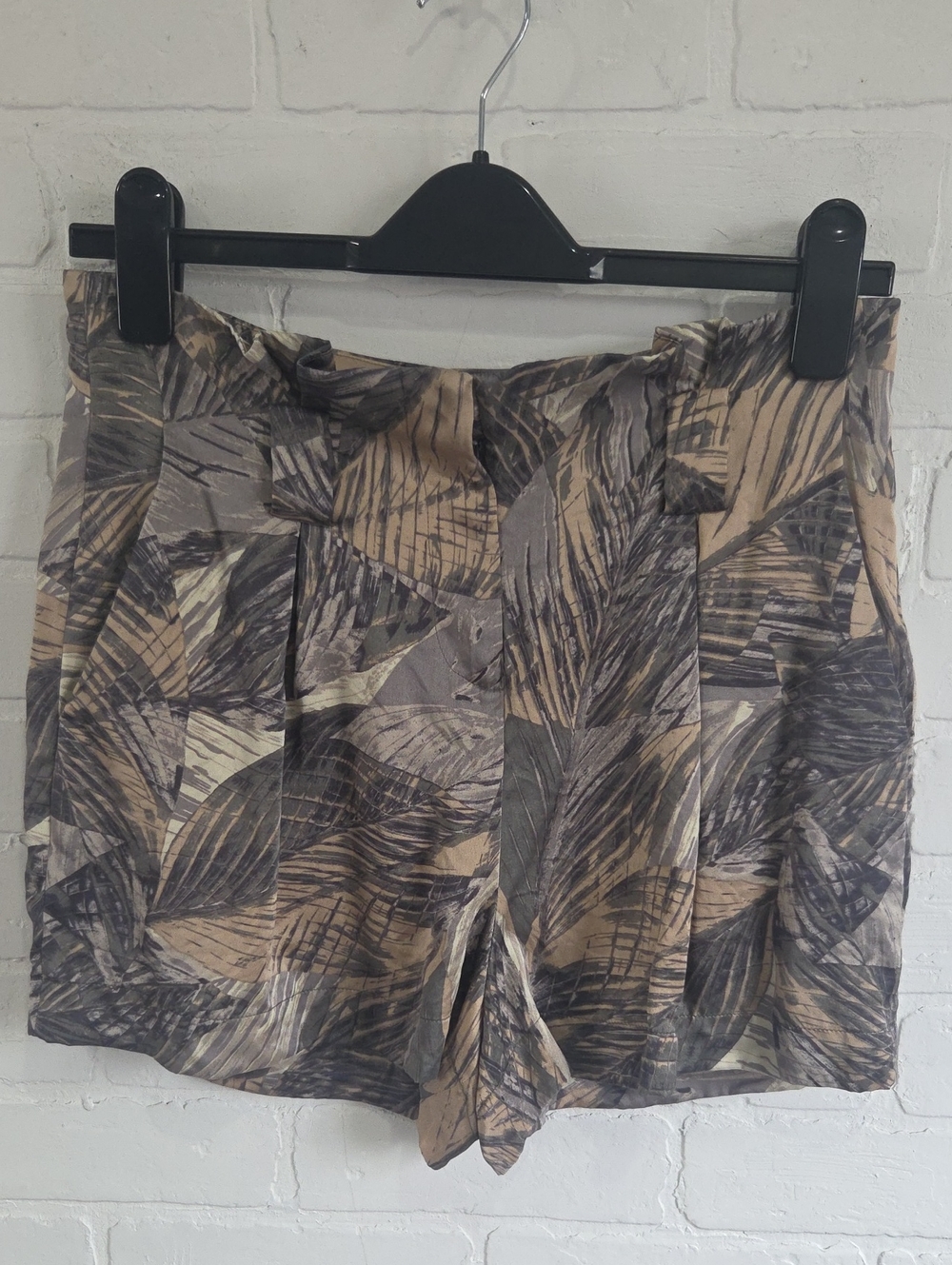 L'AGENCE Silk Neutral Leaf-Print Shorts